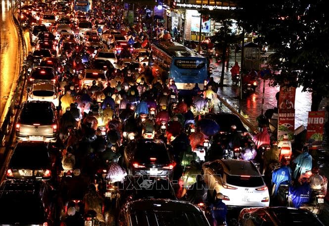 Nhiều tuyến phố Hà Nội bị ùn tắc nghiêm trọng sau cơn mưa