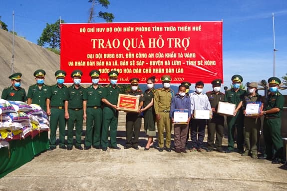 Trao 225 suất quà hỗ trợ cho lực lượng vũ trang và nhân dân nước bạn Lào