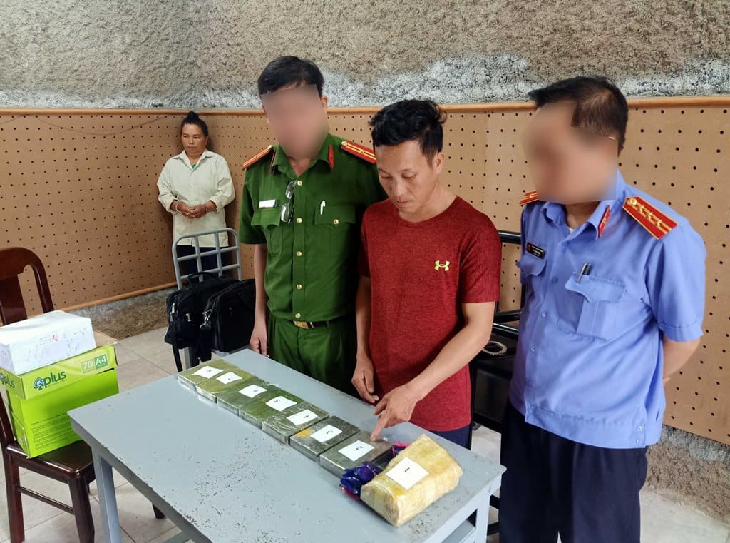 Điện Biên: Bắt hai đối tượng mua bán trái phép 7 bánh heroin và 6.000 viên ma túy