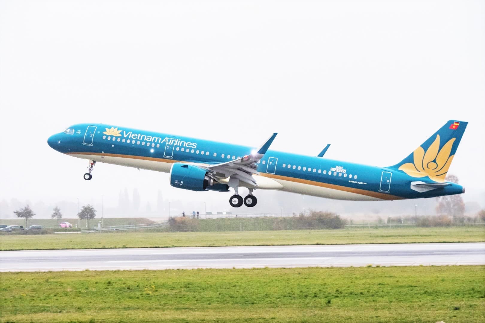 Vietnam Airlines chính thức mở bán chuyến bay thương mại quốc tế thường lệ về Việt Nam đầu tiên sau Covid-19