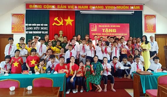 Tổng cục Hậu cần trao vật chất, trang bị hậu cần tặng Làng Hữu nghị Việt Nam