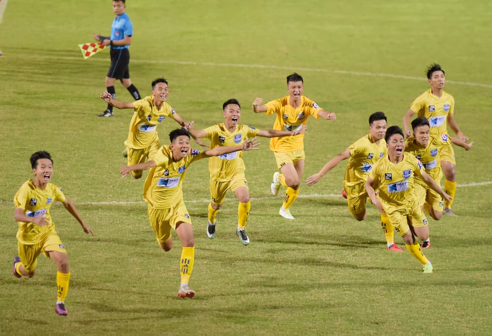 Sông Lam Nghệ An vào chung kết nhờ đá luân lưu