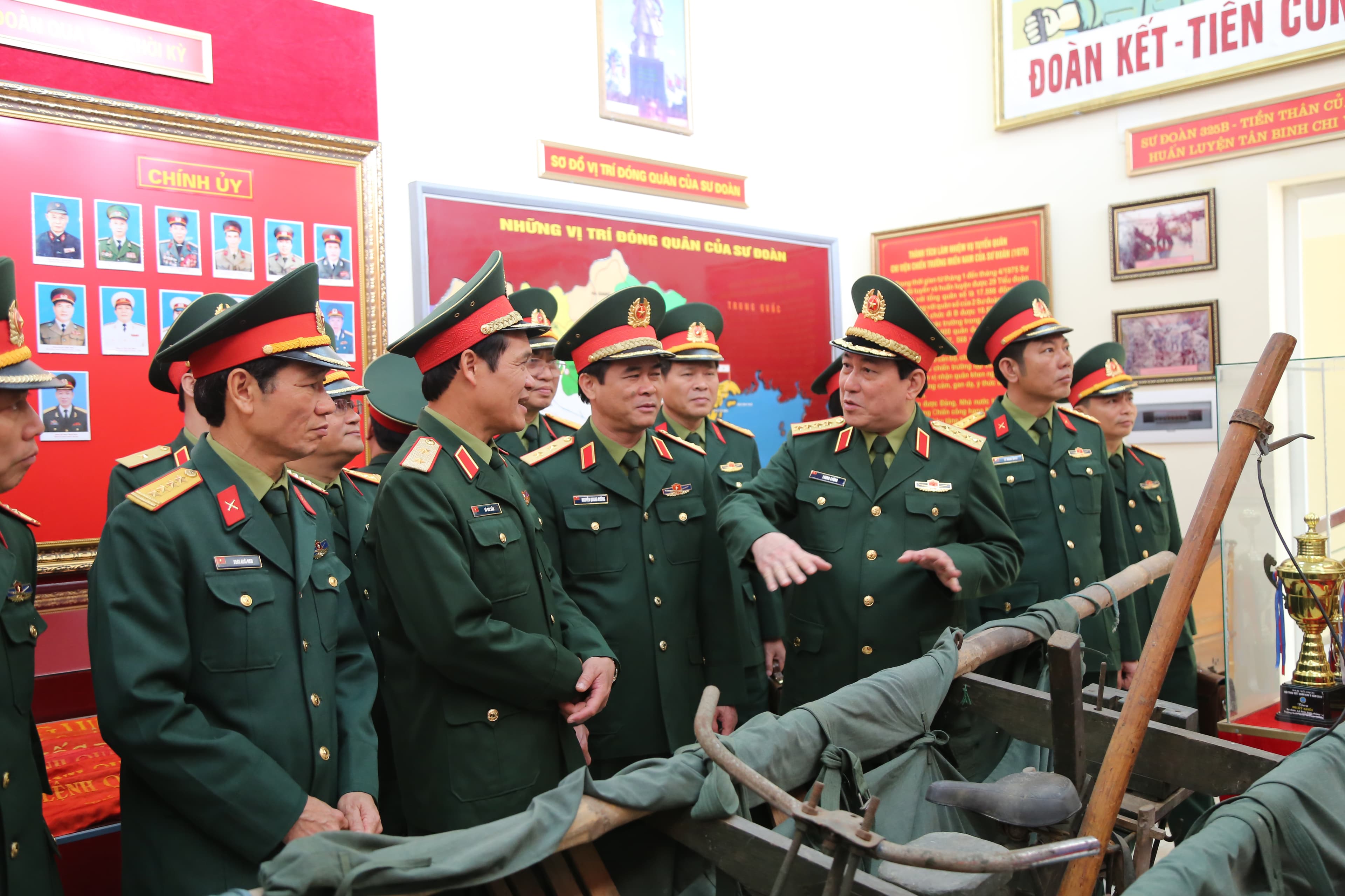 Xây dựng Đảng bộ Quân đội vững mạnh về chính trị, tư tưởng, tổ chức và đạo đức đáp ứng yêu cầu nhiệm vụ trong tình hình mới