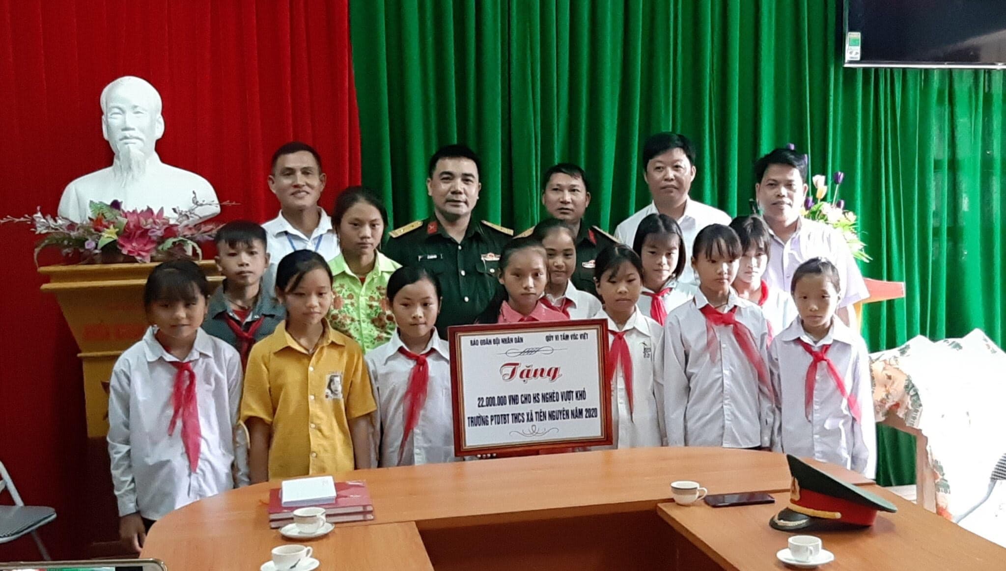 Trao quà tặng học sinh nghèo vượt khó ở Hà Giang