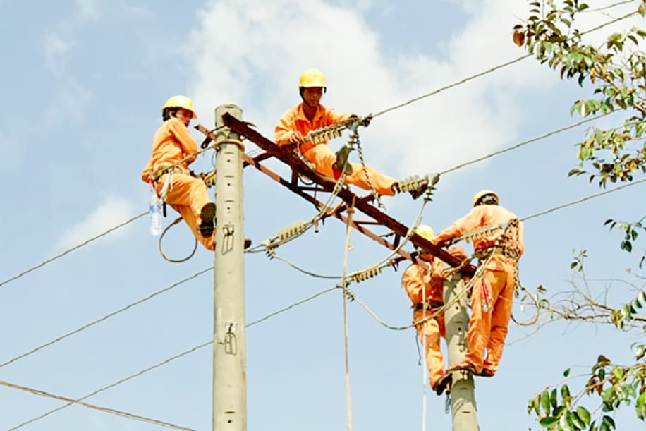 Nỗ lực bảo đảm điện cho làng dân tộc thiểu số đặc biệt khó khăn