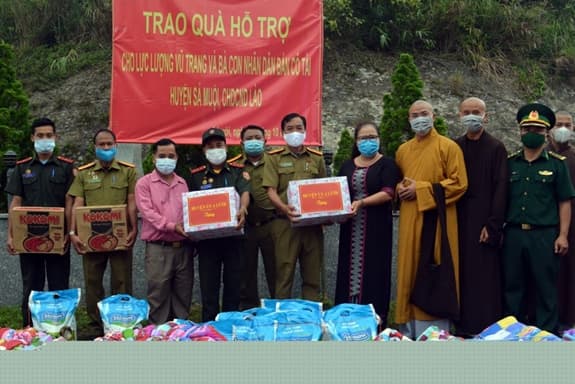 Tặng 200 suất quà cho lực lượng vũ trang và nhân dân hai bên biên giới Việt Nam – Lào