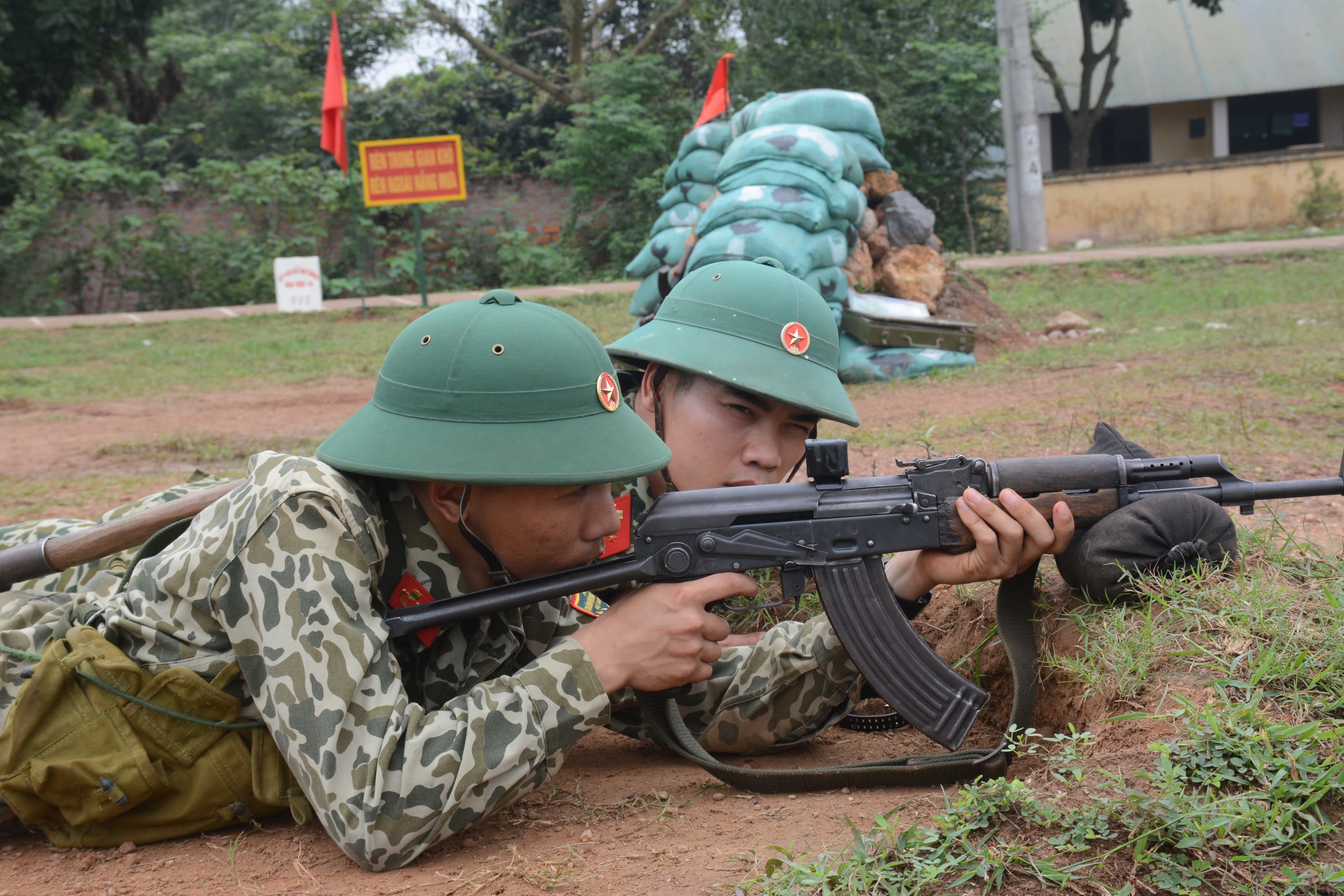 Mang tinh thần đại hội tới cán bộ, chiến sĩ