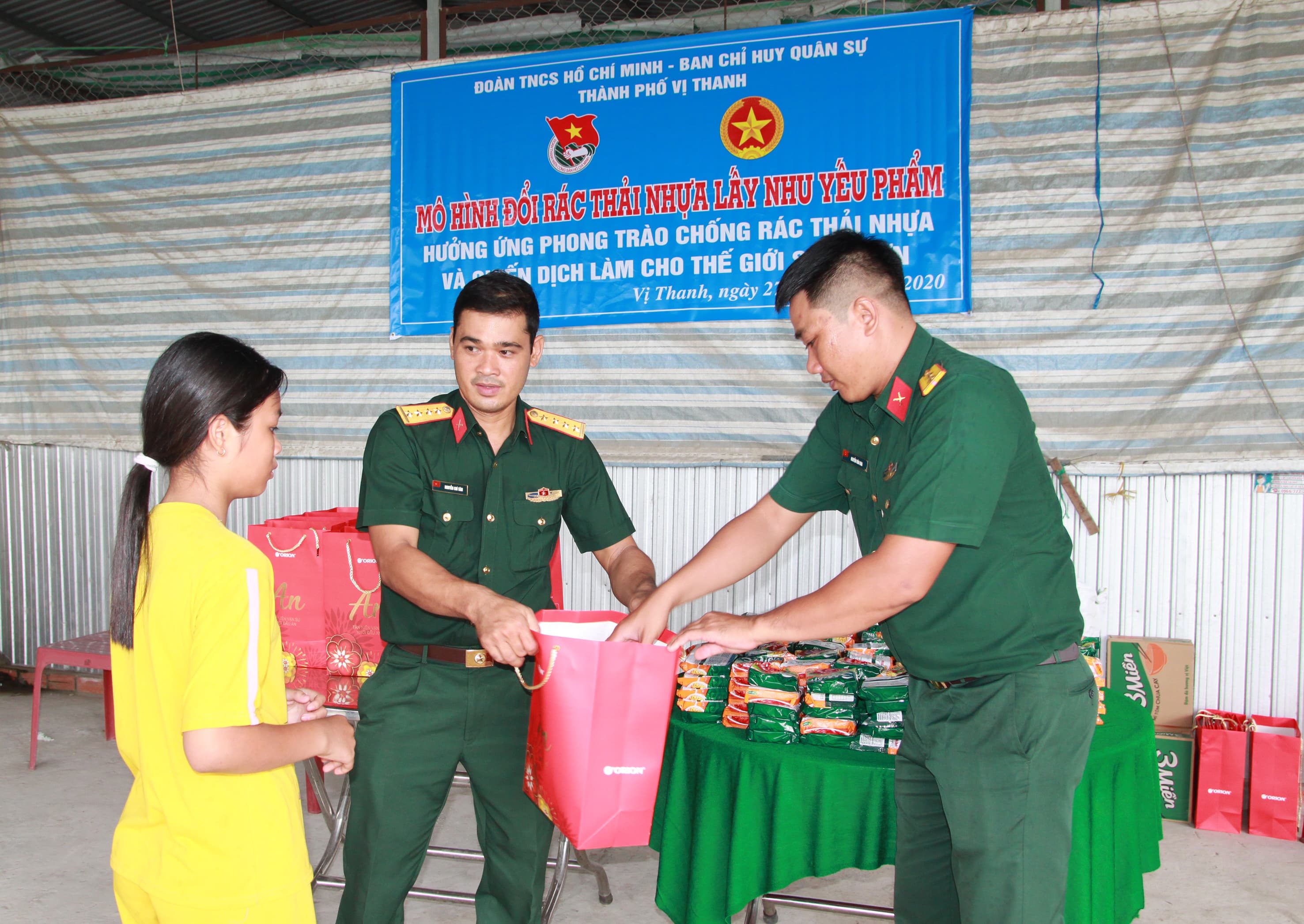 Đổi rác thải nhựa lấy nhu yếu phẩm
