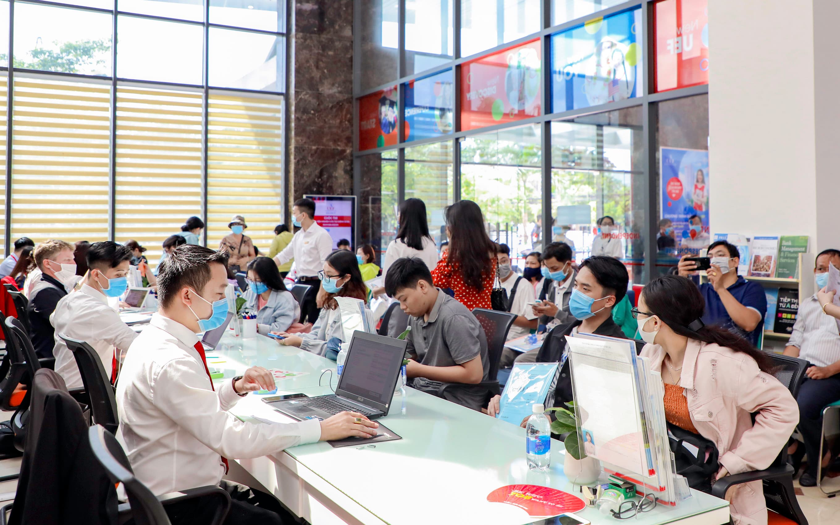 Điểm chuẩn trúng tuyển các trường đại học phía Nam tăng mạnh