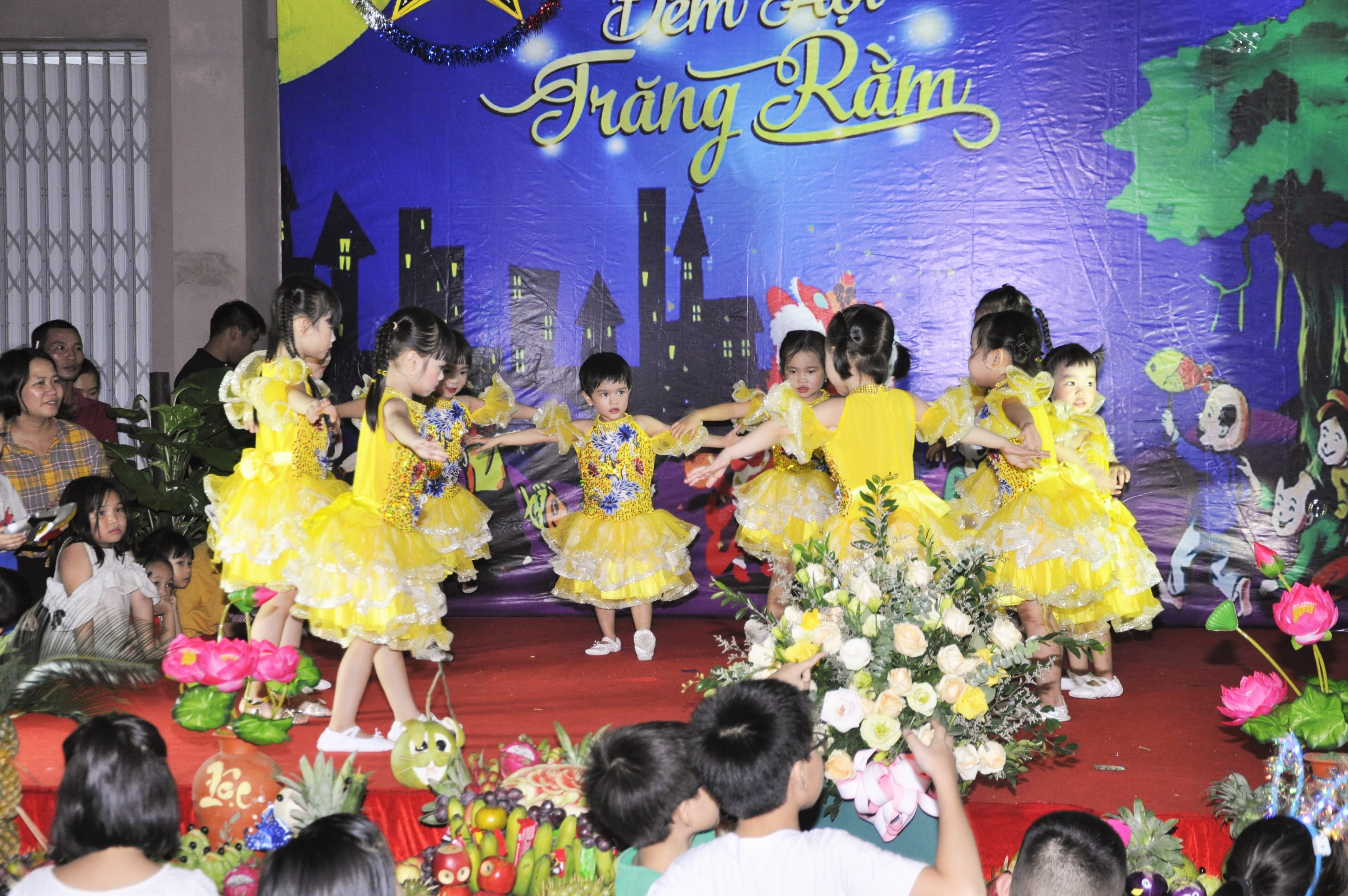 Đêm hội trăng rằm ấm lòng con trẻ