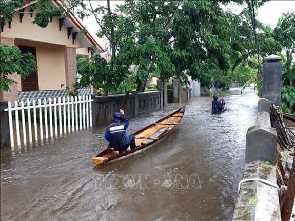 Thừa Thiên – Huế: Mưa trắng trời kết hợp với lũ đổ về, khu vực hạ du ngập nặng