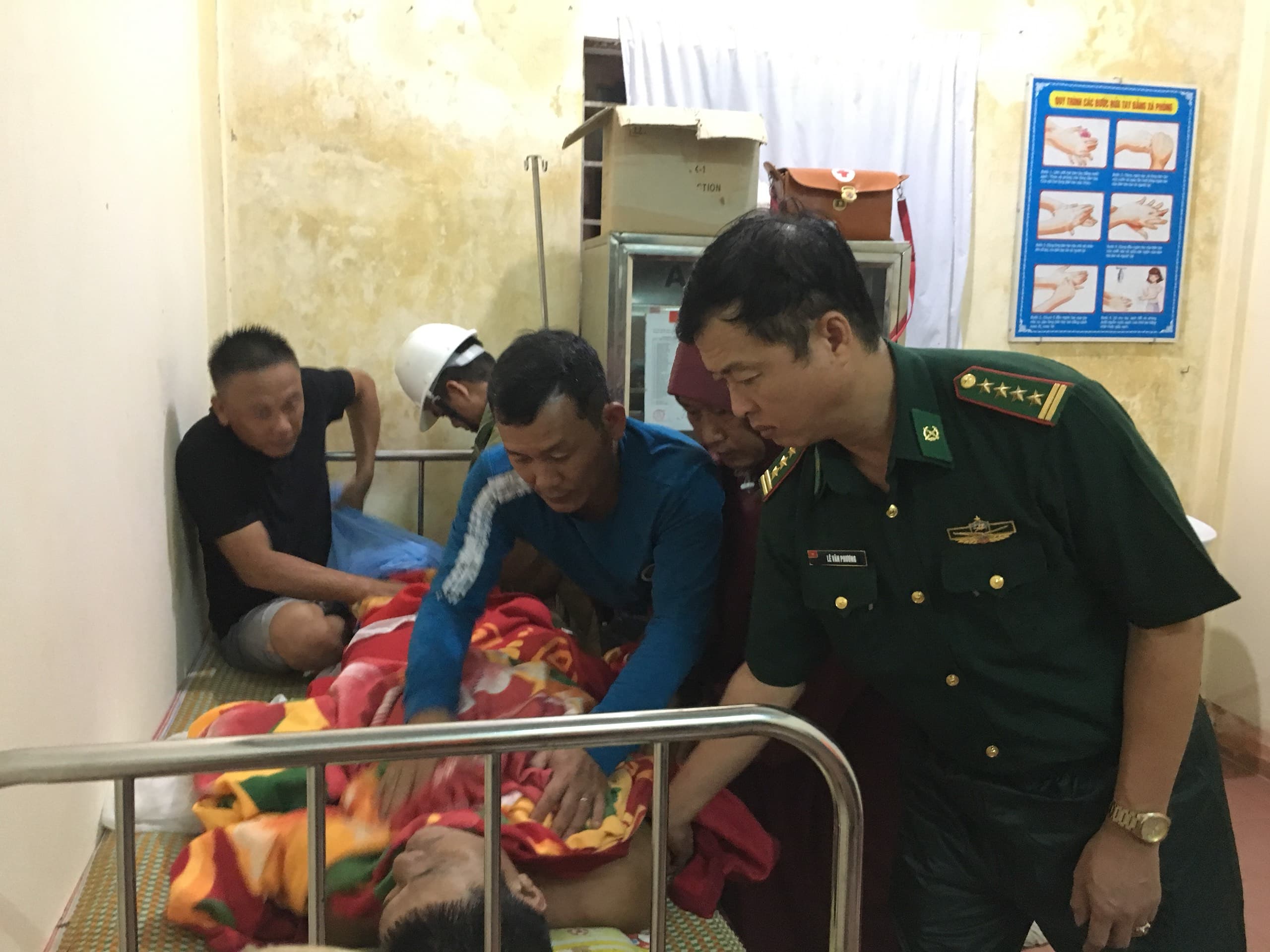Nỗ lực cứu hộ các thuyền viên bị nạn trên biển