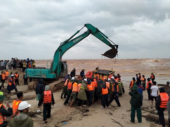 Nỗ lực cứu hộ những người bị mắc kẹt trên tàu Vietship 01