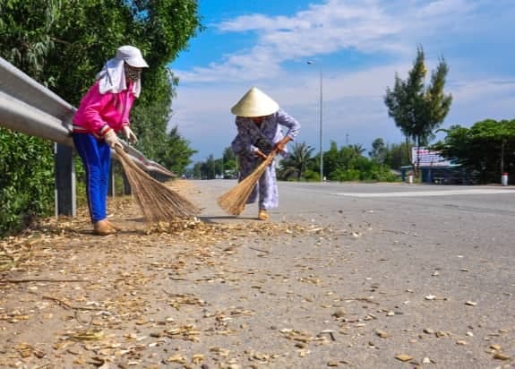Xe chở dăm gỗ quá tải, phóng nhanh, vượt ẩu