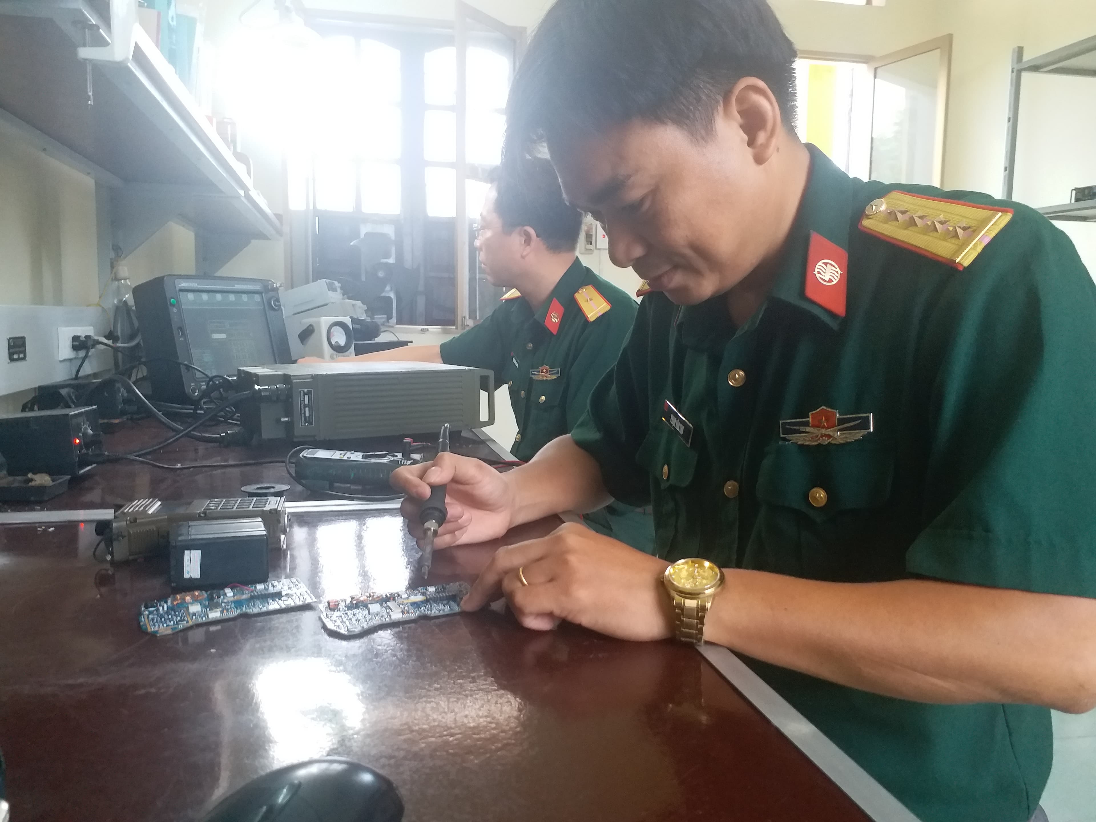 Thợ kỹ thuật thông tin toàn năng