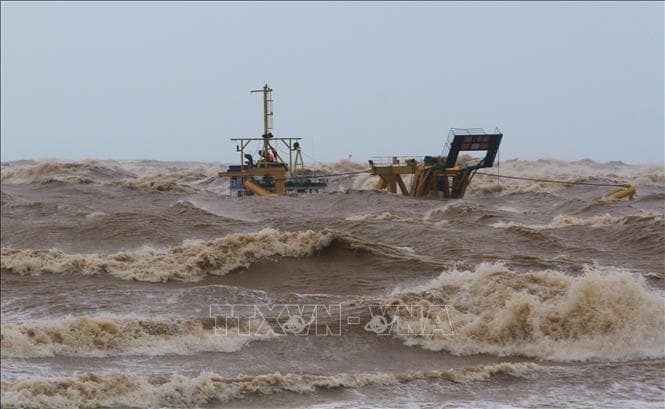 Quảng Trị: Tập trung cứu nạn thuyền viên trên tàu Vietship 01 bị mắc cạn