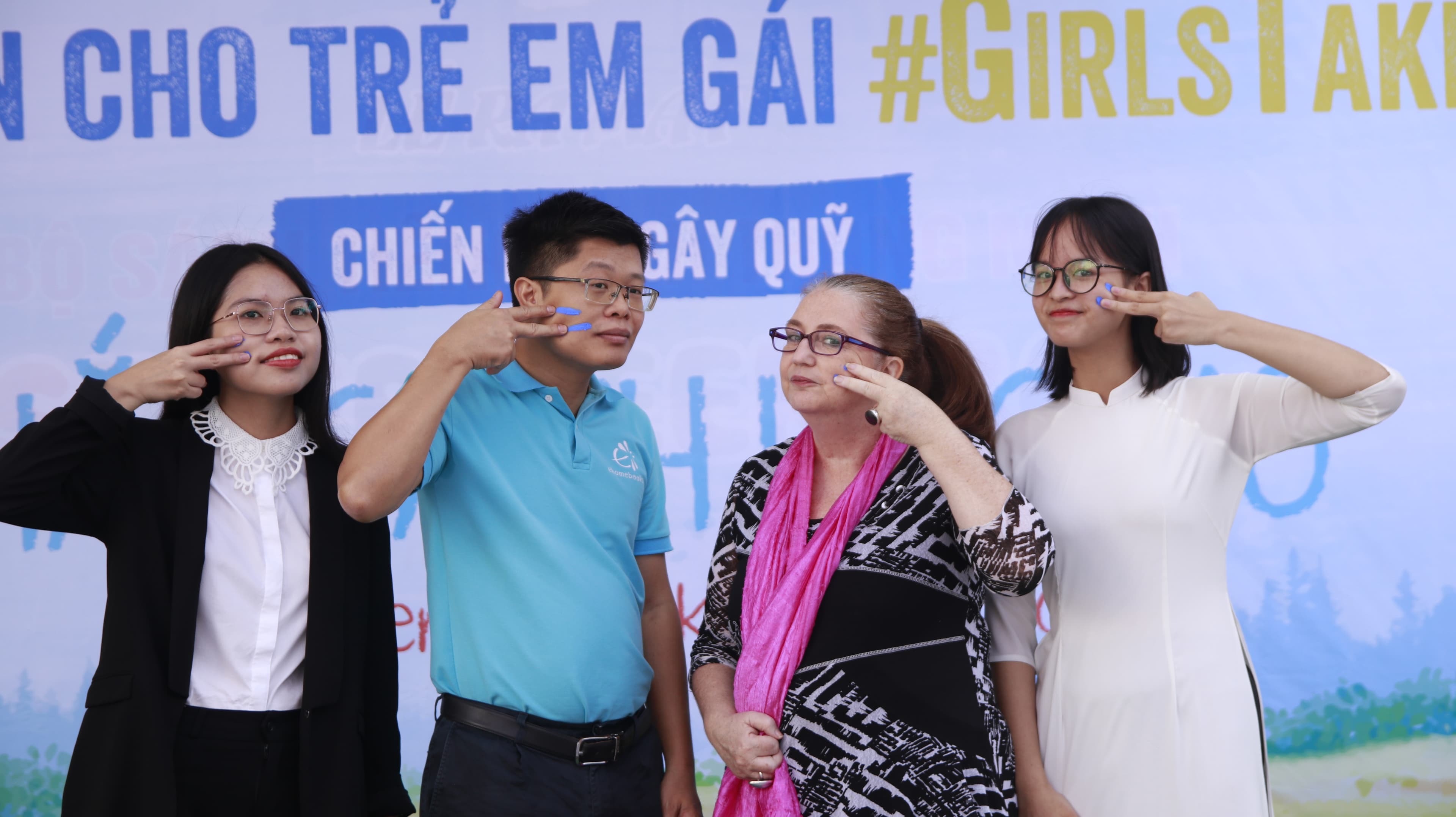 Giám đốc Quốc gia tổ chức Plan International và Tổng biên tập Ehomebooks trao quyền cho trẻ em gái