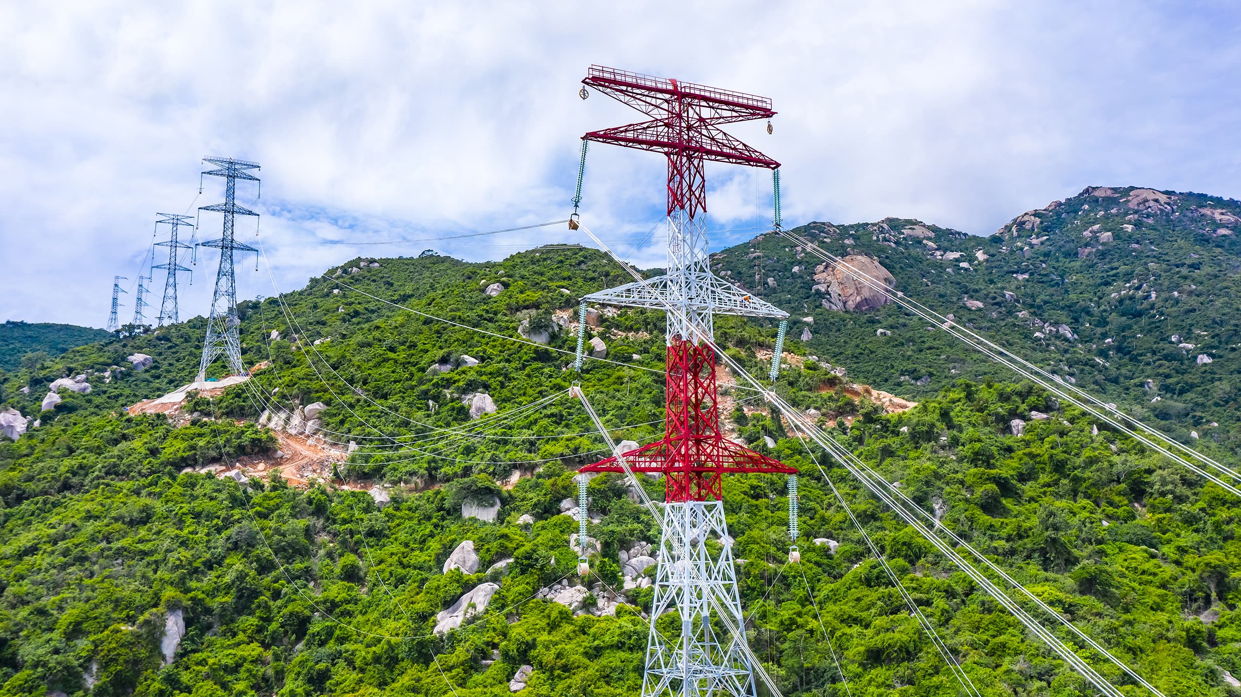 Khánh thành trạm biến áp, đường dây truyền tải 500kV và nhà máy điện mặt trời 450MW do tư nhân đầu tư
