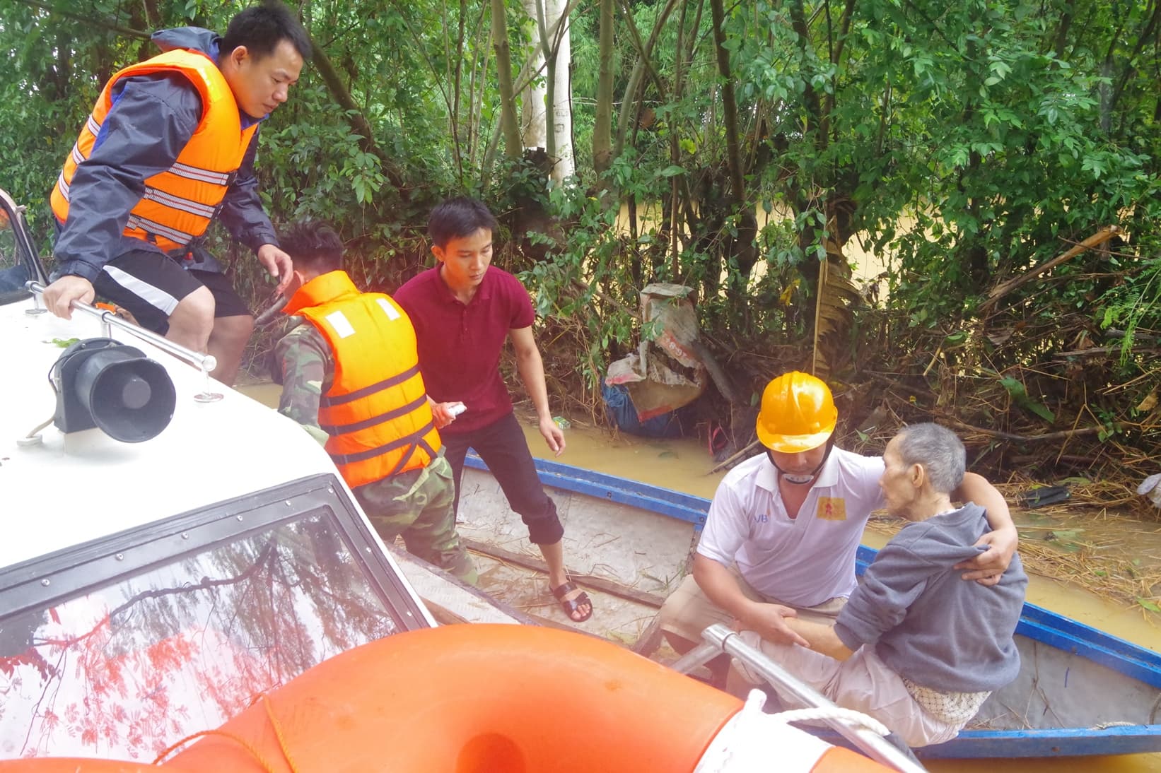 Ca nô "cứu thương" trong lũ dữ