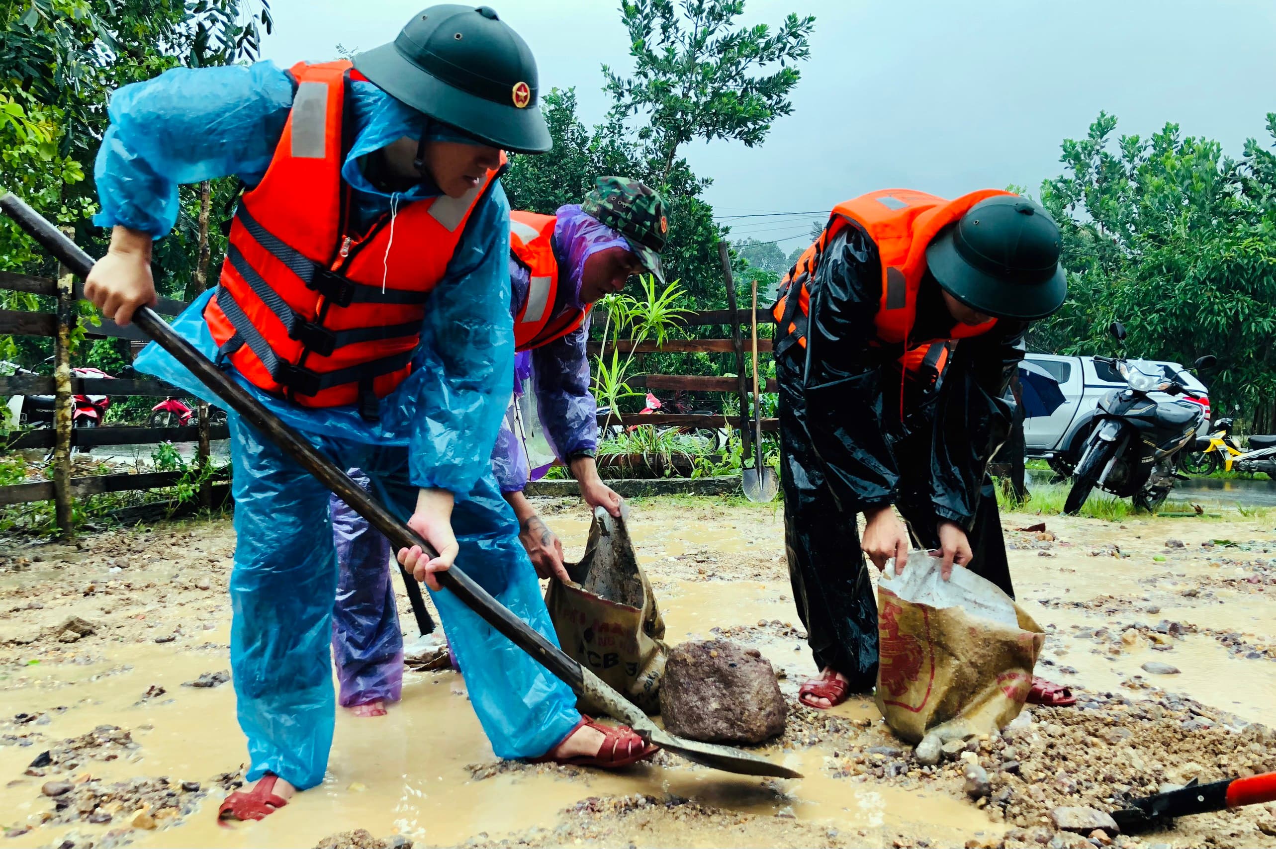 Tập trung khắc phục hậu quả mưa lũ, sẵn sàng ứng phó bão số 7