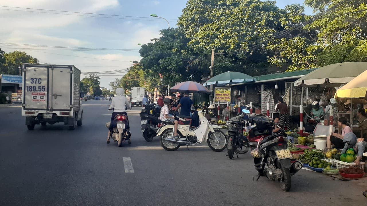 Họp chợ lấn chiếm lòng đường
