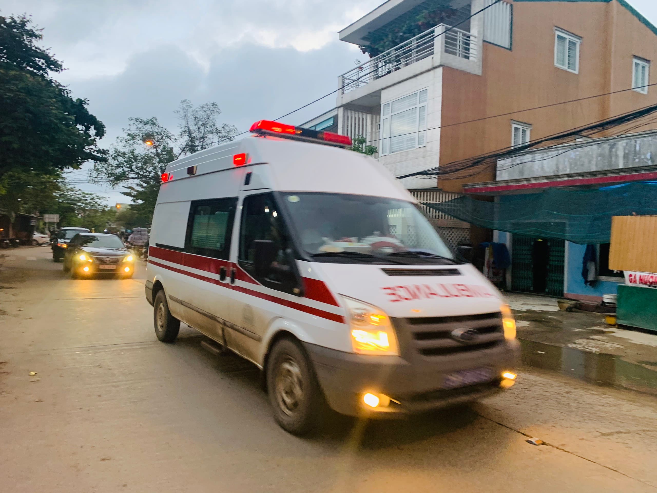 Người dân TP Huế đón 13 cán bộ hy sinh tại Rào Trăng 3