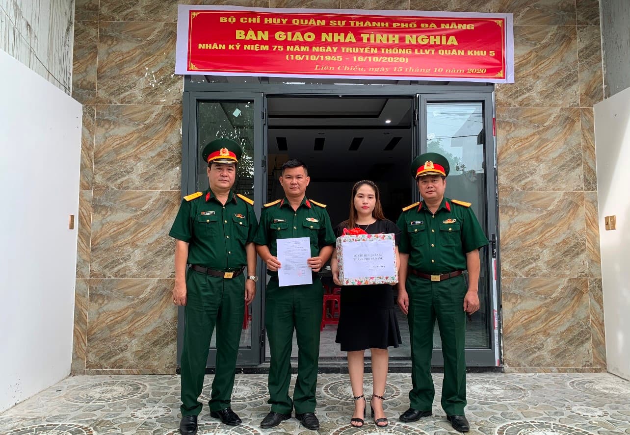 Bàn giao nhà tình nghĩa tặng gia đình quân nhân