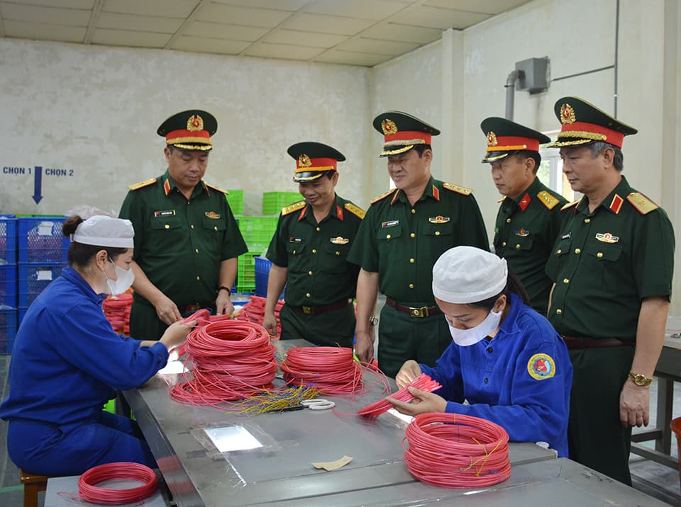 Thượng tướng Bế Xuân Trường kiểm tra Nhà máy Z121