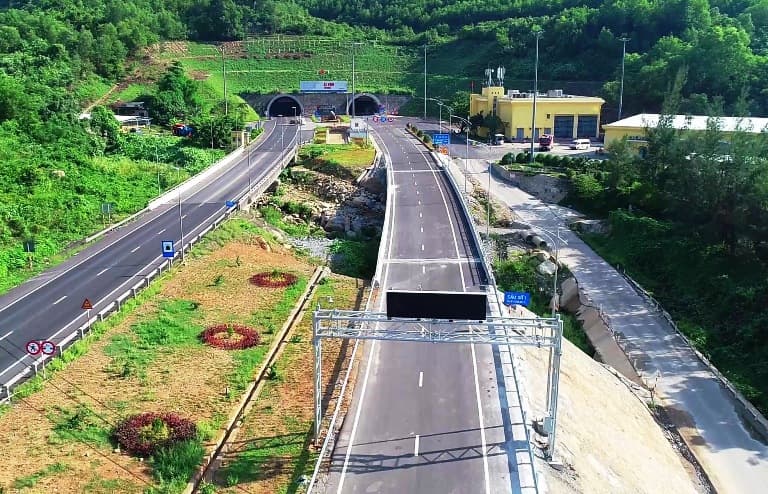 Sớm đưa hầm Hải Vân 2 vào hoạt động để giải tỏa áp lực giao thông