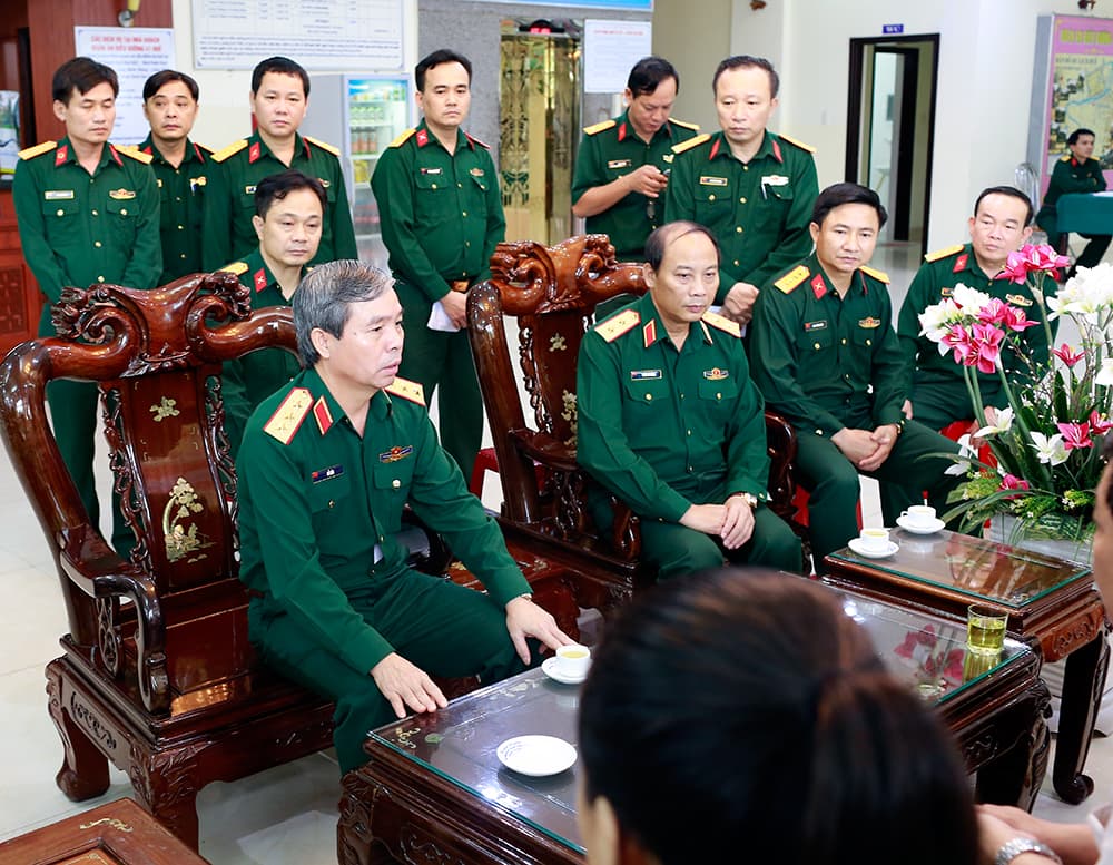 Thượng tướng Đỗ Căn thăm thân nhân các liệt sĩ hy sinh tại thủy điện Rào Trăng 3