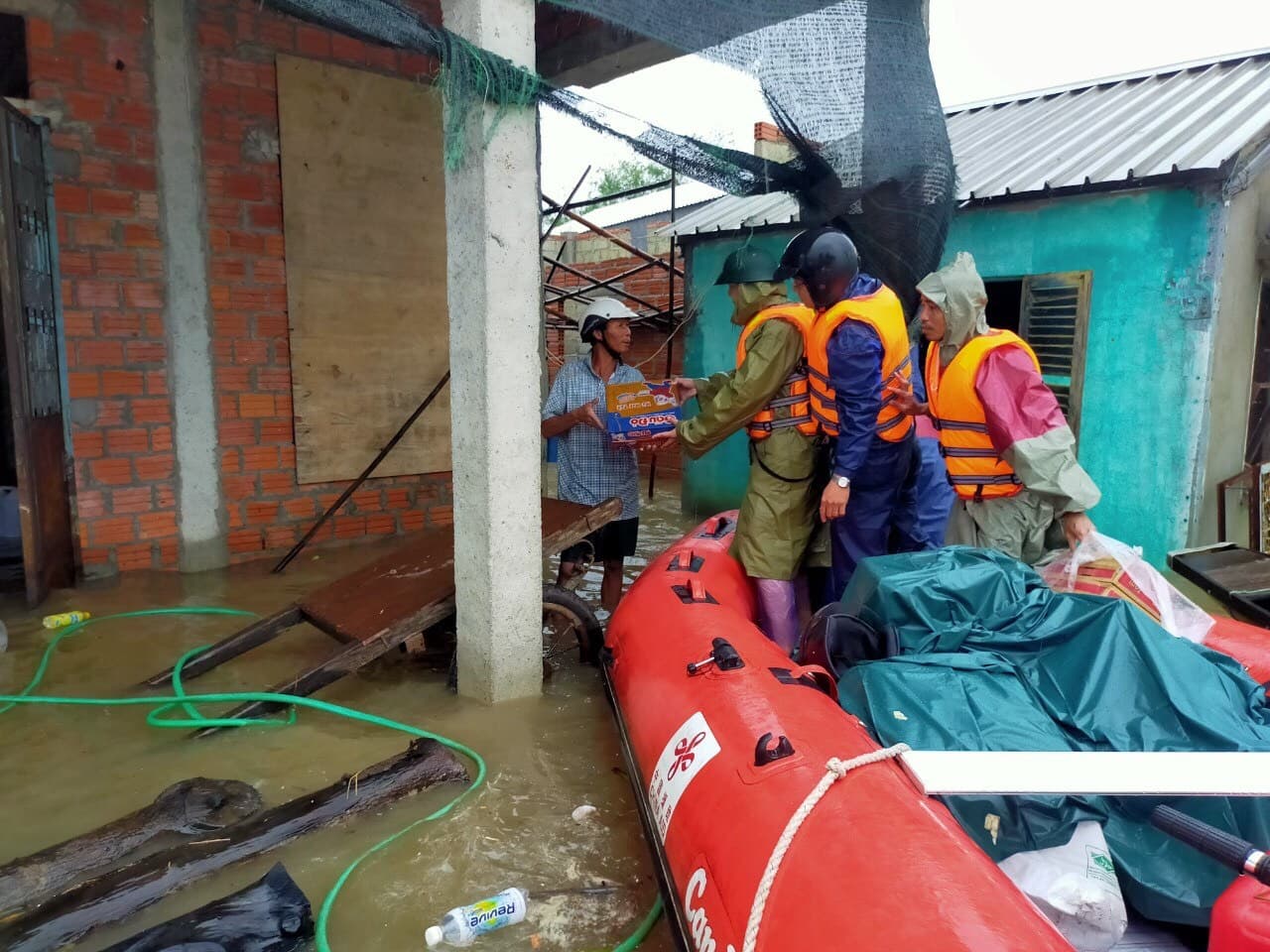 Phát huy “4 tại chỗ” khắc phục hậu quả sau bão lũ