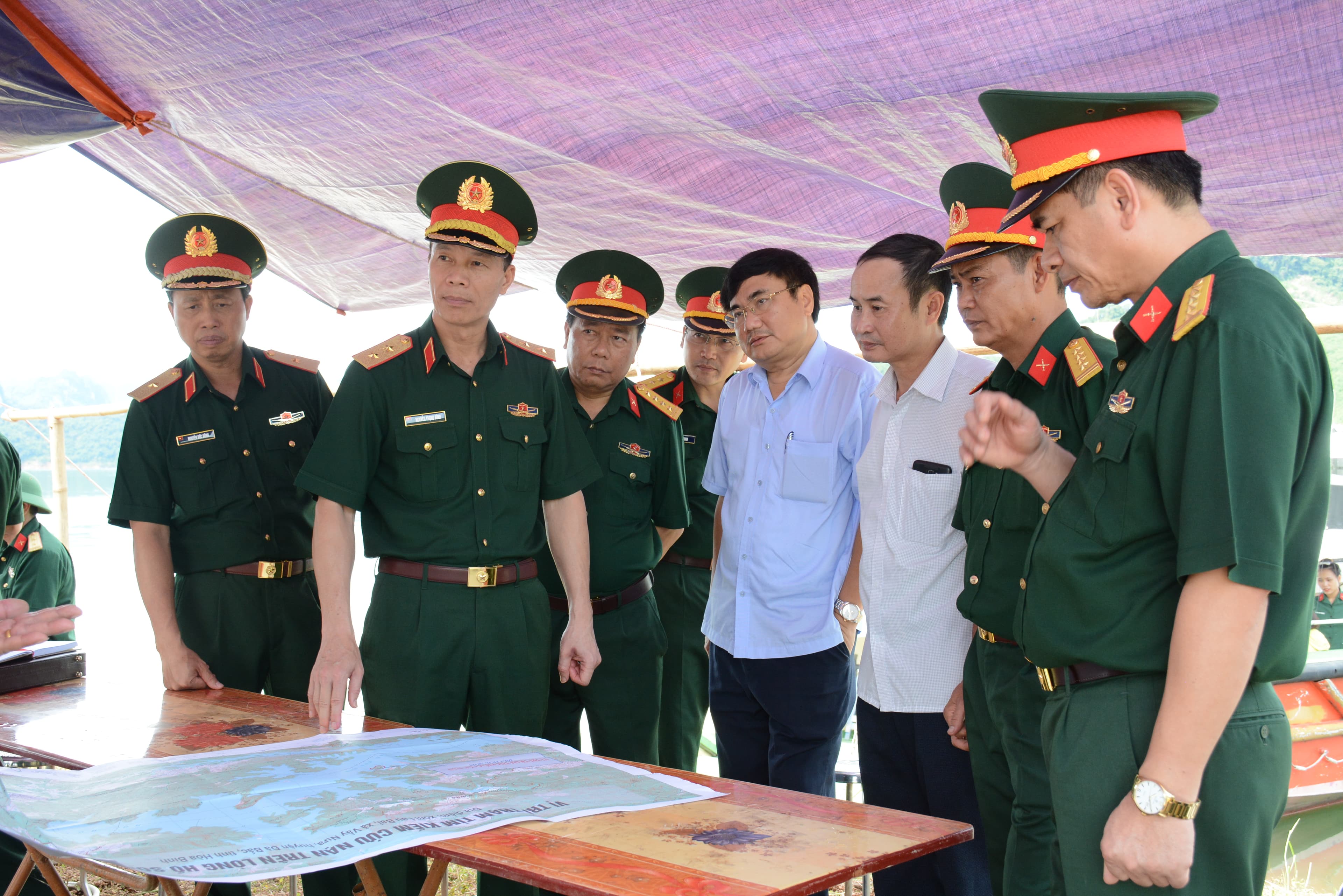 Những người luôn thấy phía trước là nhân dân
