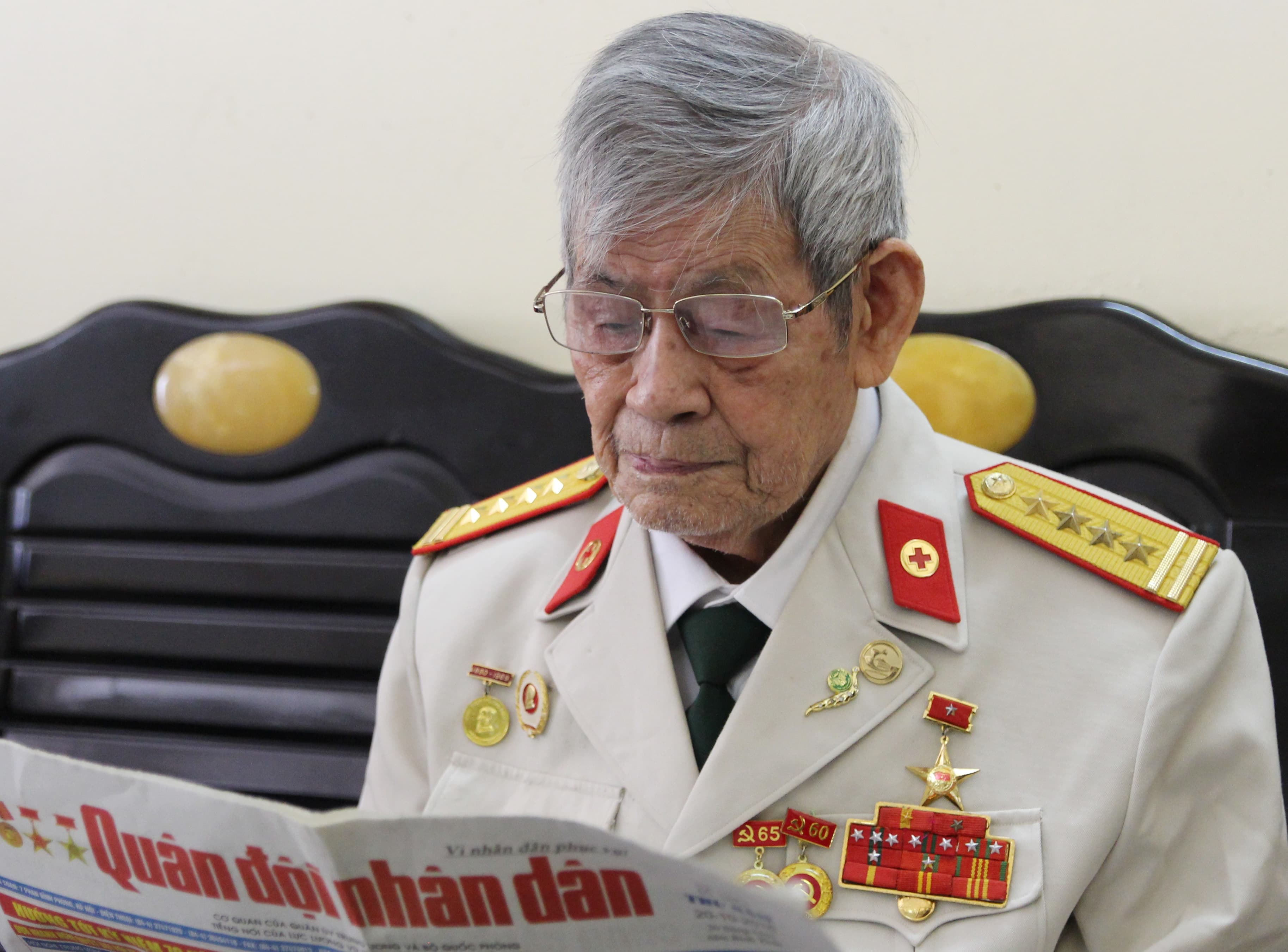Tình cảm của người anh hùng với tờ báo chiến sĩ