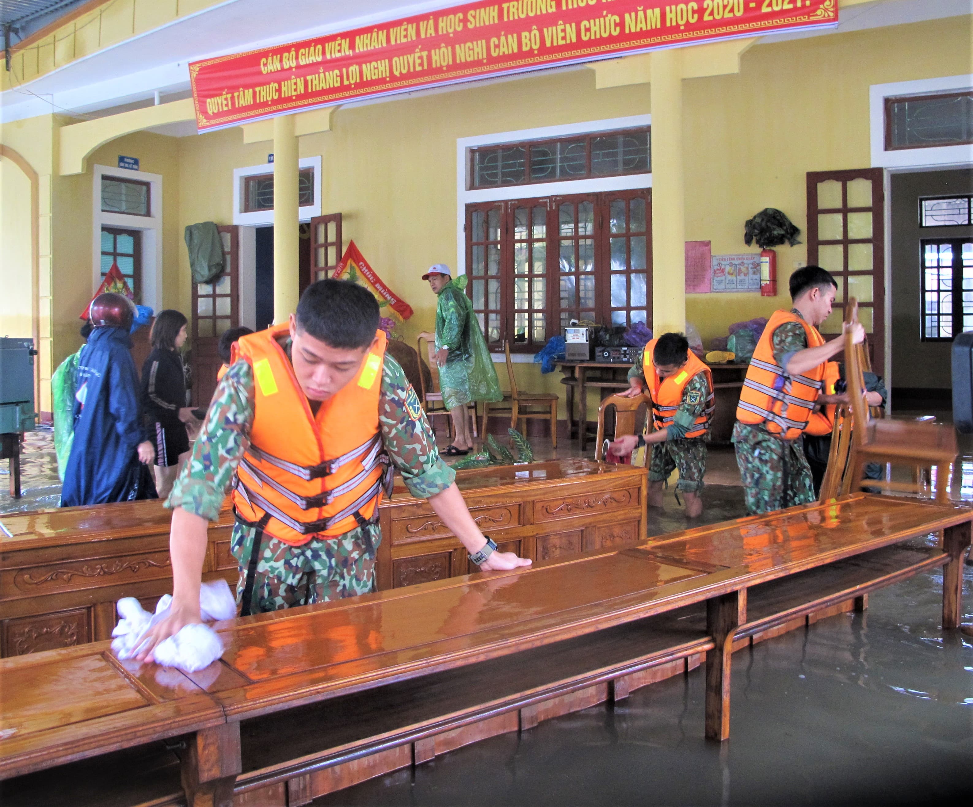 Huy động cán bộ, chiến sĩ Trung đoàn 841 khắc phục hậu quả mưa lũ