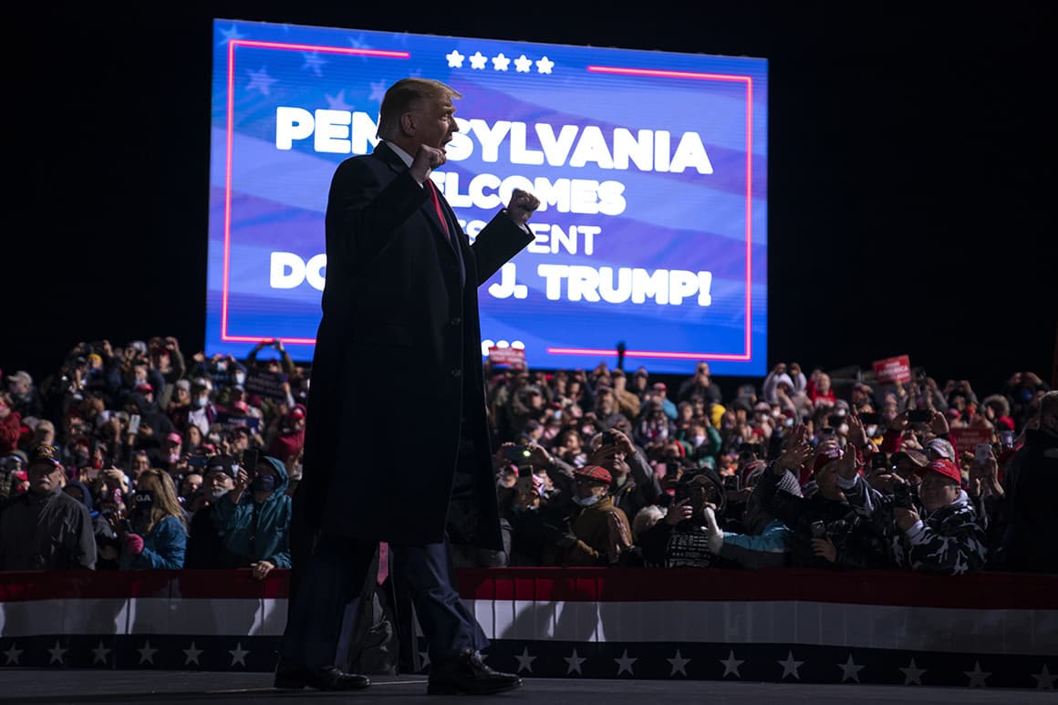 Tổng thống Donald Trump gặp bất lợi trước đối thủ Joe Biden