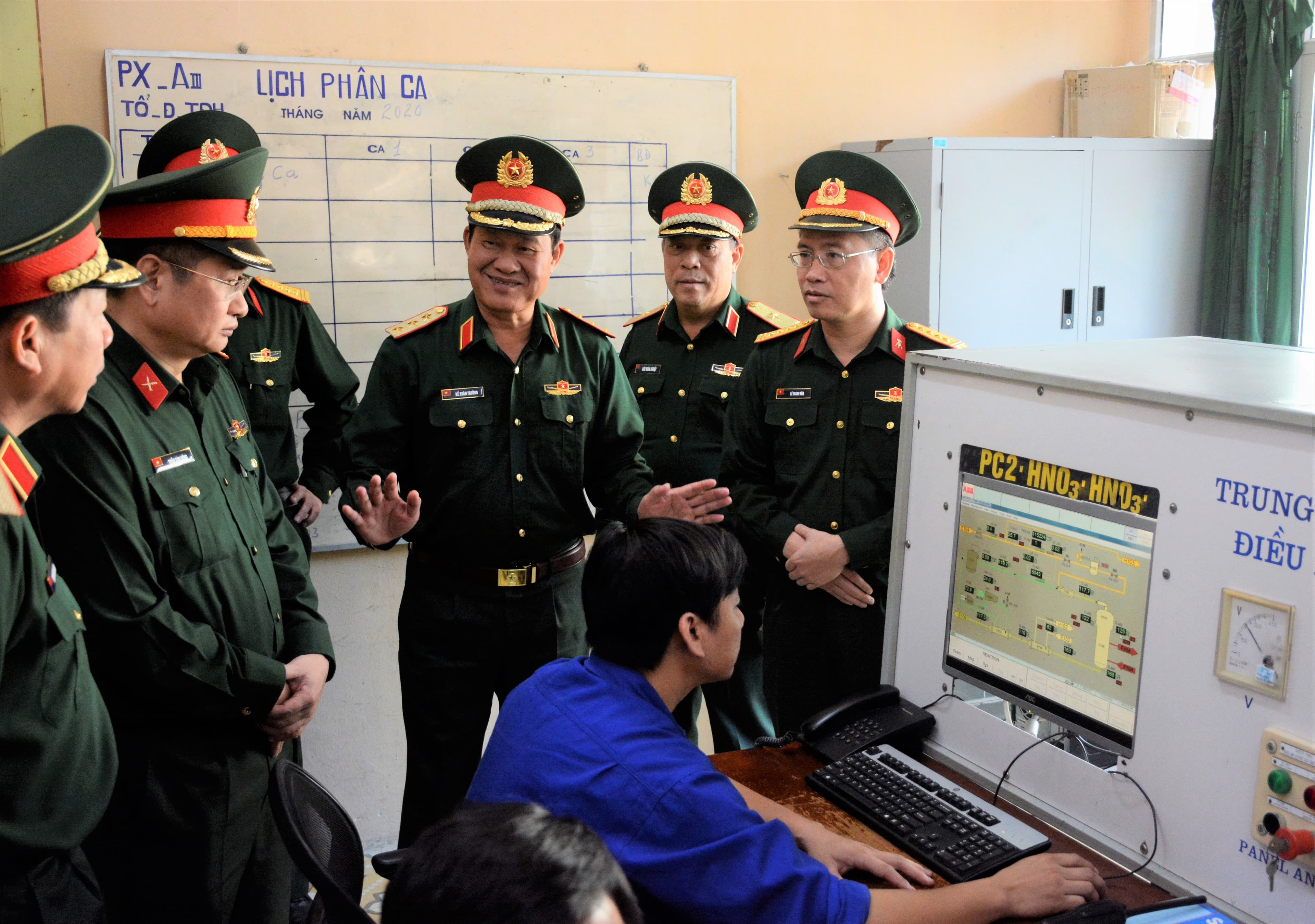 Thượng tướng Bế Xuân Trường kiểm tra và làm việc tại Nhà máy Z195