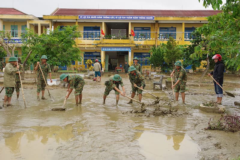 Sư đoàn 968, Quân khu 4 giúp nhân dân khắc phục hậu quả lũ lụt