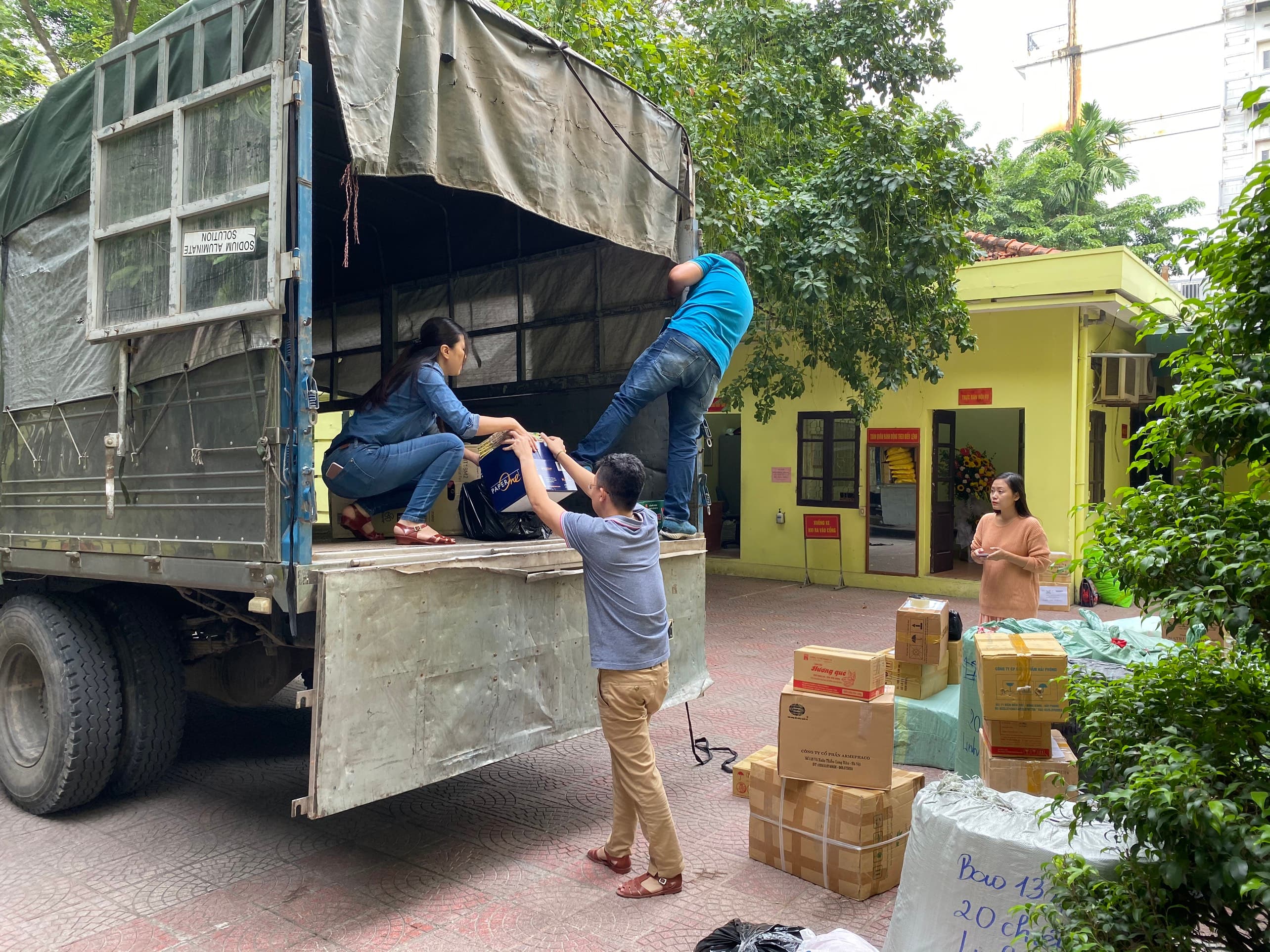 Báo Quân đội nhân dân chuyển hàng hóa cứu trợ tới đồng bào vùng lũ