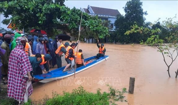 Thủ tướng Chính phủ chỉ đạo Bộ Quốc phòng, Bộ Công an bố trí lực lượng, phương tiện để sơ tán dân, cứu hộ, cứu nạn khi có yêu cầu