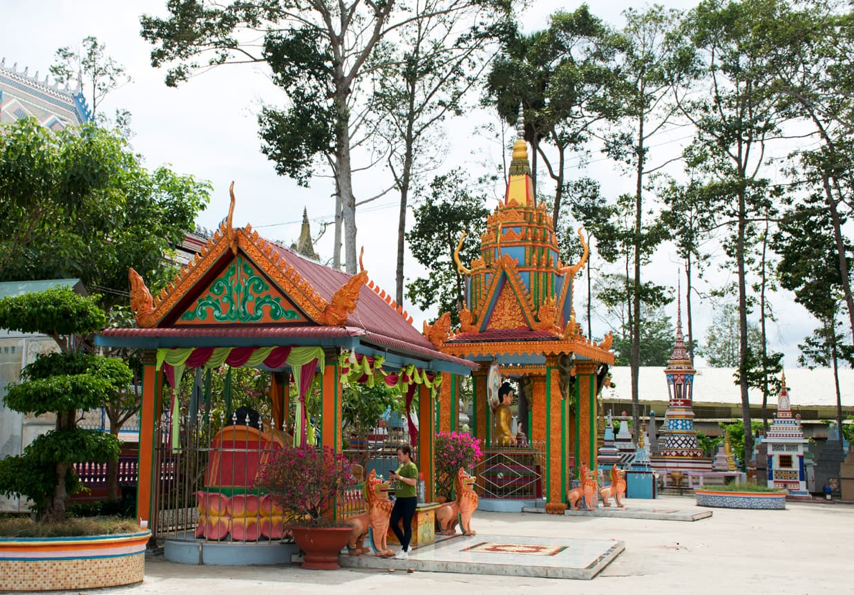 Chùa Sro Lôn- Ngôi chùa “bọc” gốm sứ