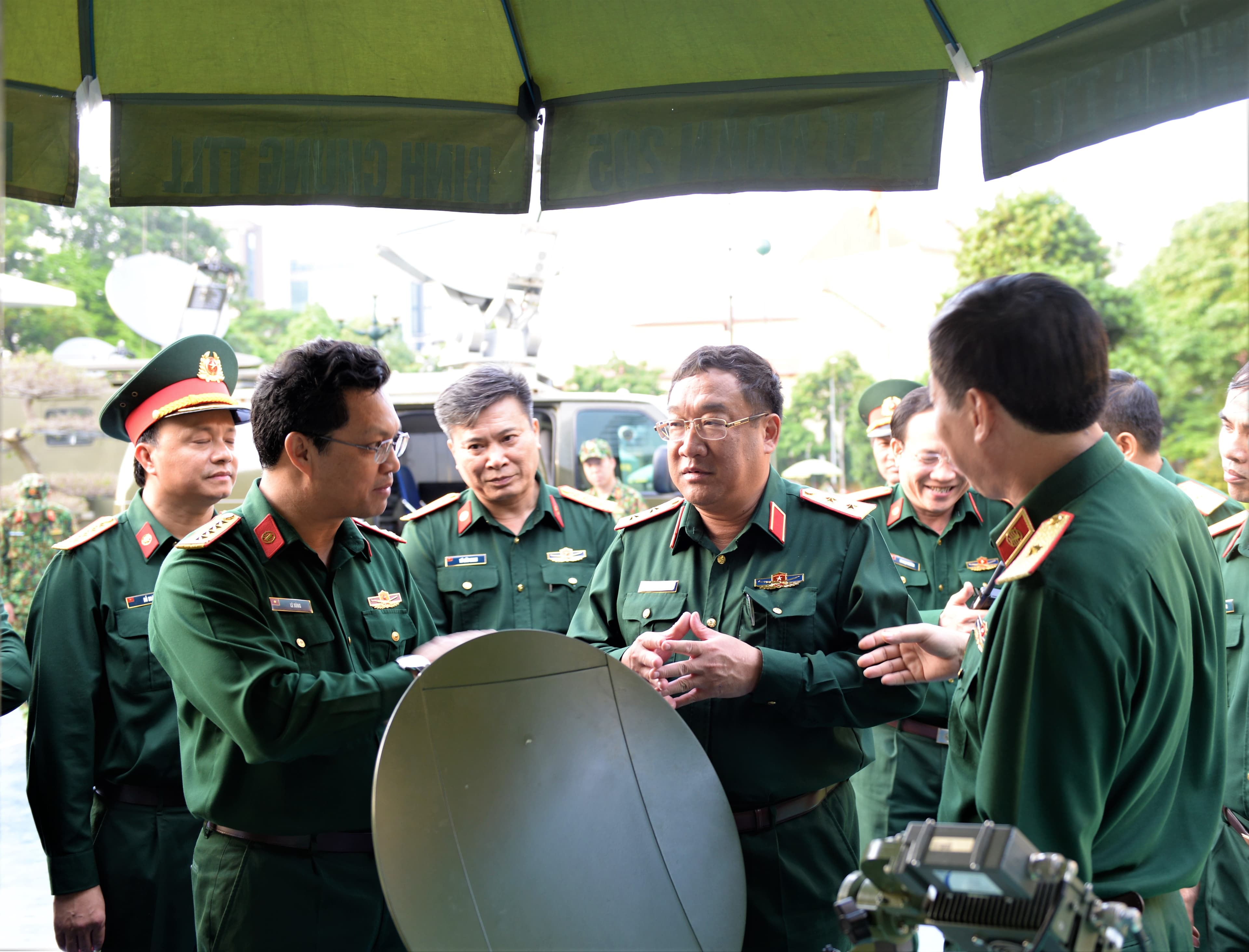 Phó đô đốc Phạm Hoài Nam thăm, nắm tình hình Binh chủng Thông tin liên lạc