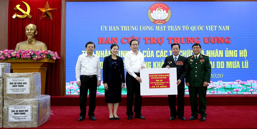 Gia đình CCB, Anh hùng Lê Văn Kiểm ủng hộ 31,8 tỷ đồng cho bà con gặp nạn vùng lũ và người nghèo