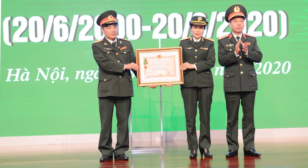 Đón nhận Huân chương bảo vệ Tổ quốc hạng Ba