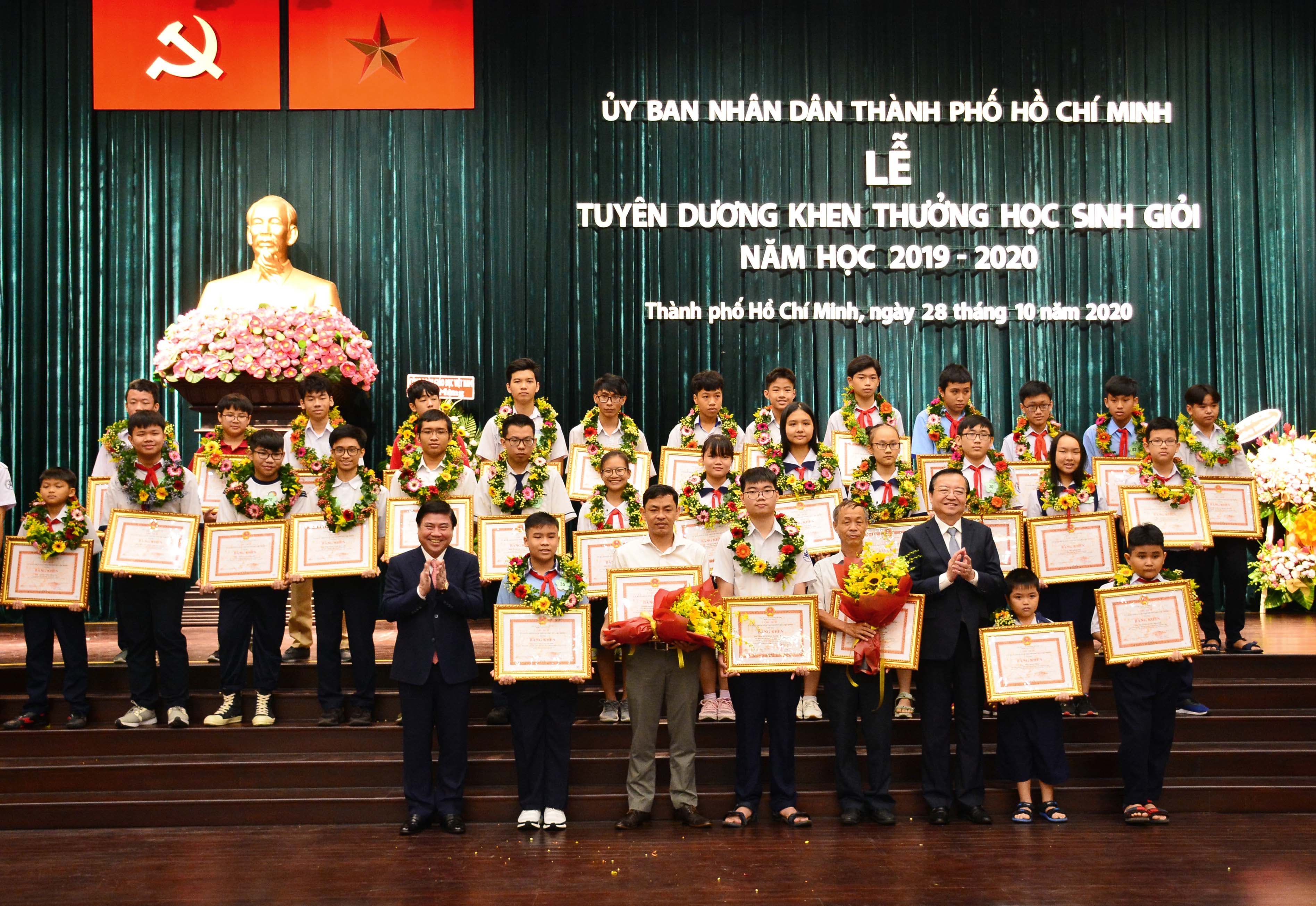 Tuyên dương, khen thưởng hơn 900 học sinh giỏi, đạt giải thưởng cao