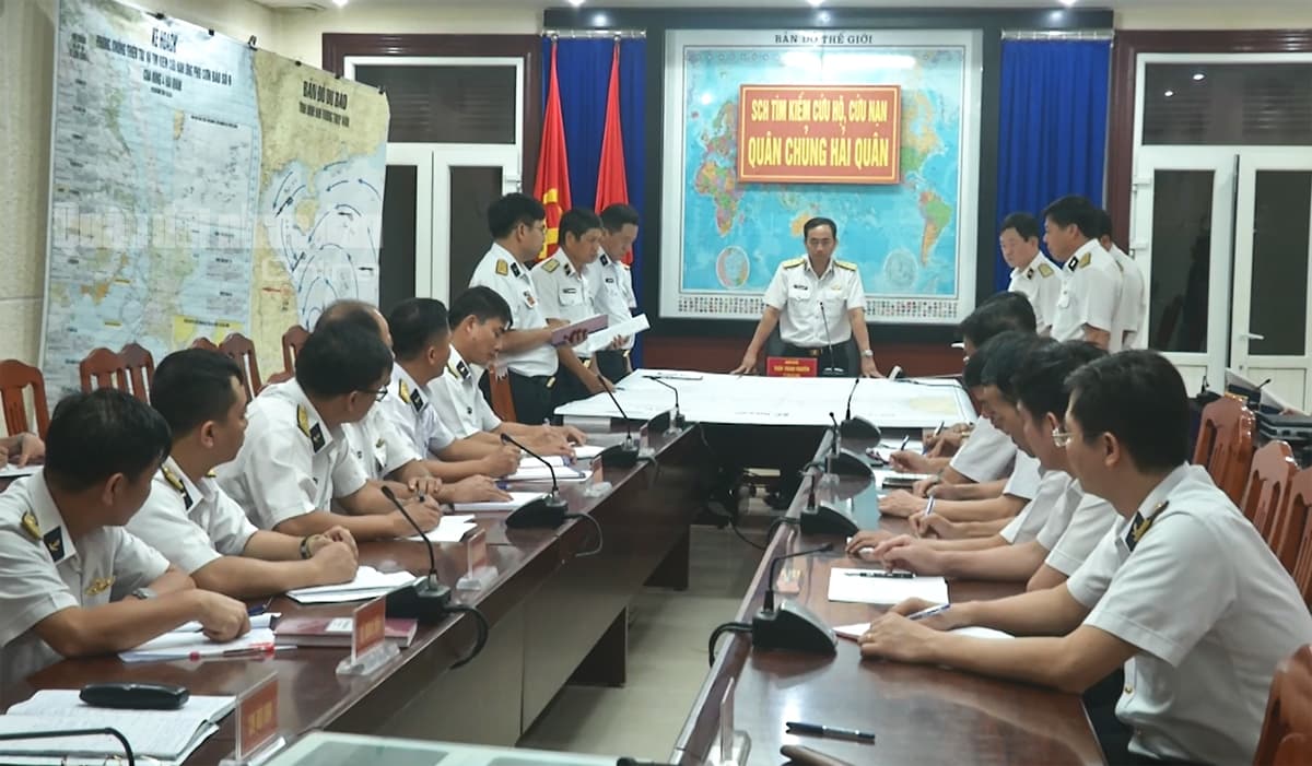 Tin mới nhất về tìm kiếm 26 ngư dân mất tích: Lập sở chỉ huy phía trước, 3 tàu xuyên bão tìm cứu dân!