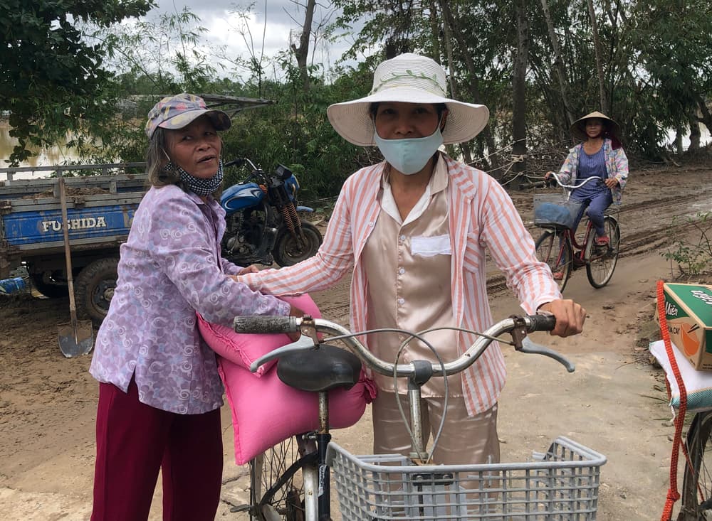 Ấm lòng bà con vùng lũ