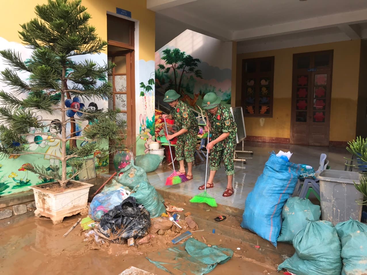 Cùng nỗ lực giúp học sinh vùng lũ