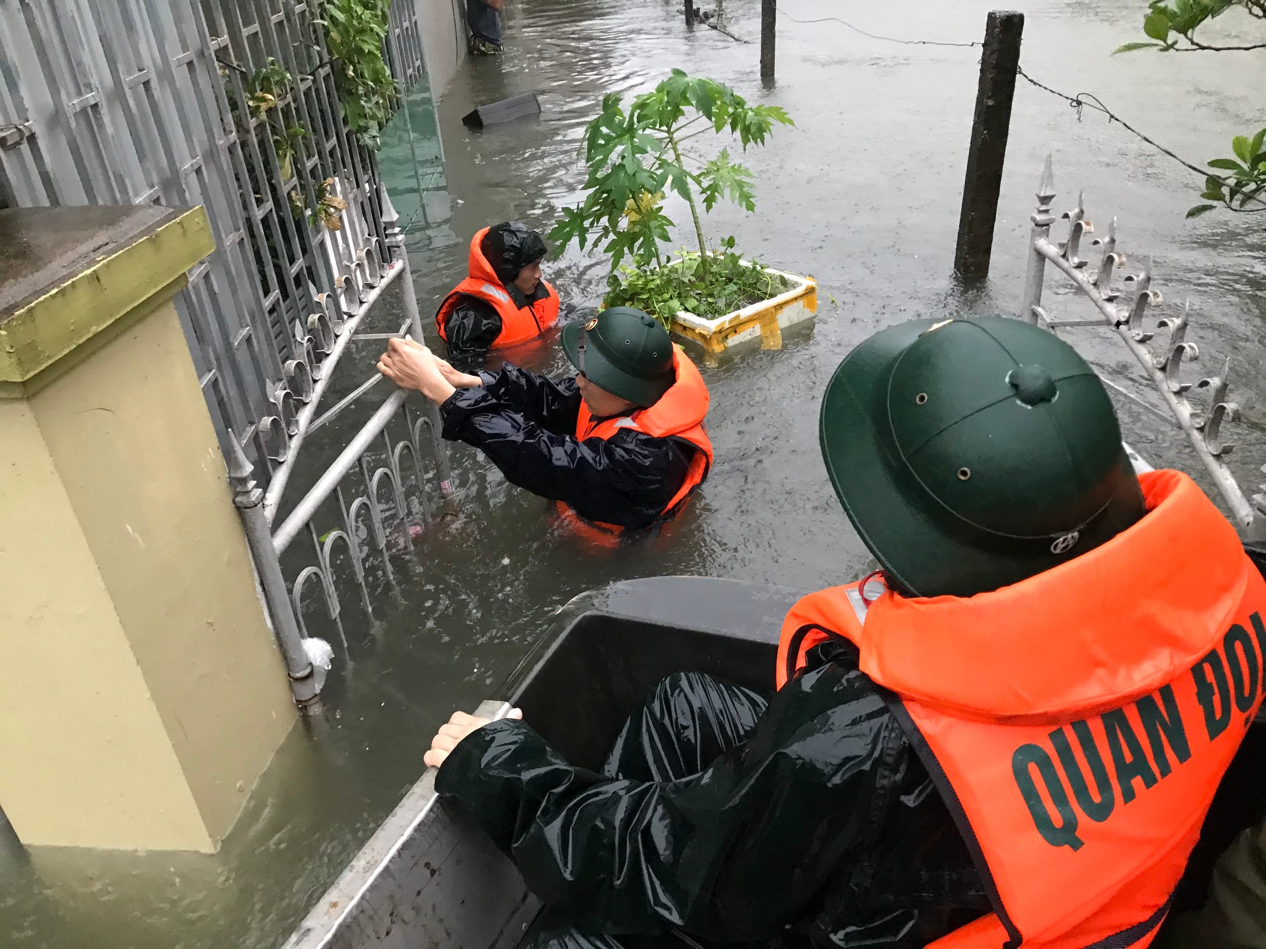 Lực lượng vũ trang Quân khu 4 ứng phó với mưa lũ tại Nghệ An