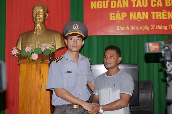 Cứu 11 ngư dân trở về đất liền an toàn