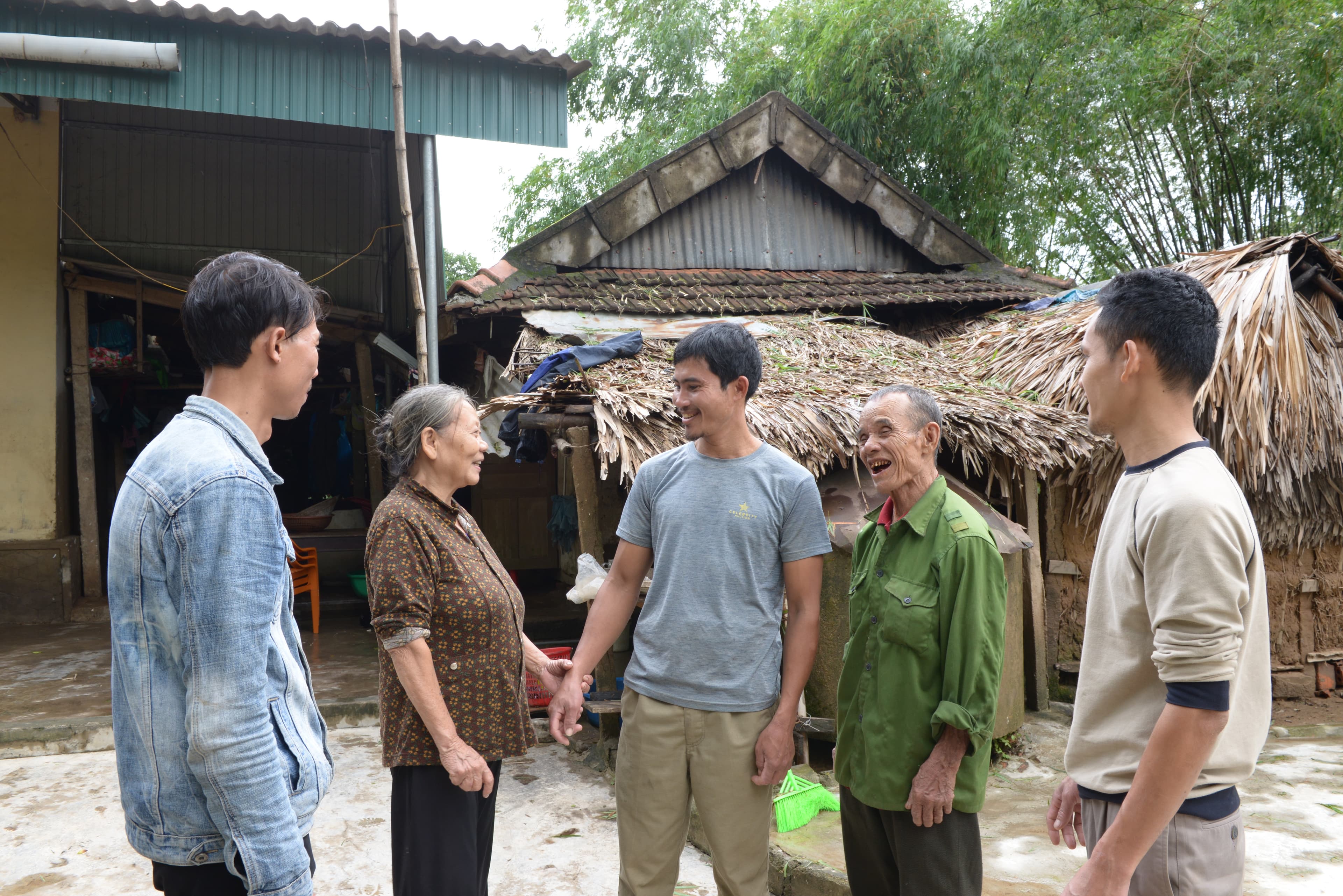 Vượt hiểm nguy cứu dân trong lũ dữ